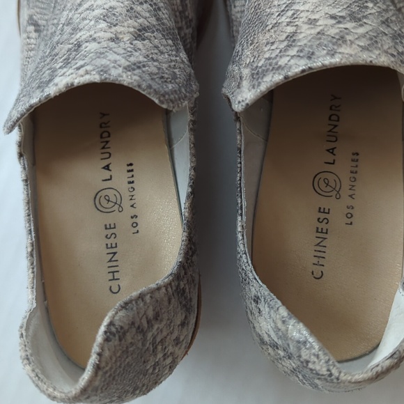 Chinese Laundry Snakeskin Print Western Heeled Booties 7 Gray Silver Metallic - Picture 6 of 16